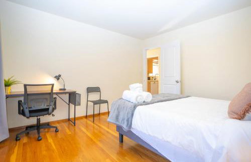 Central 3BR Home Steps from Castro St - Foto 16