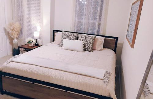 Historic District Retreat - Photo 7