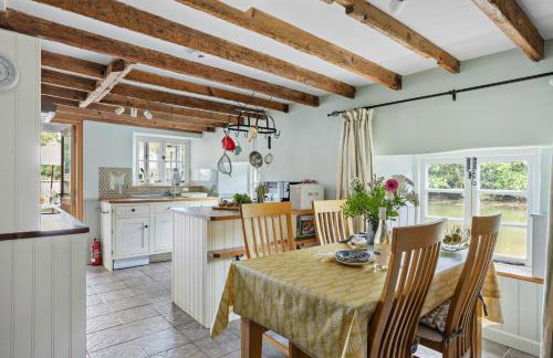 Duck Cottage - Waters Edge, Exclusive Village Location - Photo 4