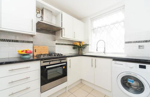 Spacious 4 Bed House Free Parking Near Station - Pass the Keys - Foto 16