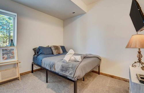 Rustic cabin charm w/ hot tub, arcade basketball - Foto 22