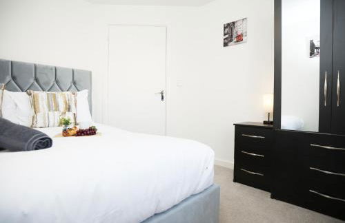 Gregor Place Modern four Bedroom House in Calne with Private Parking, perfect for teams or families staying in the area, Long stays welcome - Photo 11