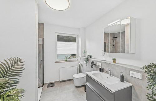 BAT Home Solutions Trierweiler - alles was ein Hotel nicht bietet - 5 Apartments 40 bis 120 qm für bis zu 29 Personen - 5-Raum-Apartment barrierefrei - 60 qm Balkon mit Blick bis Luxemburg - einzeln bis komplett buchbar - 3 Min zur A64 - Foto 53