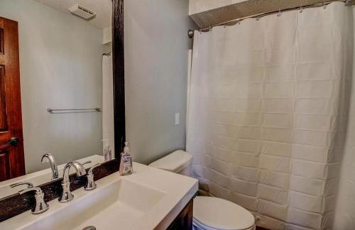 Large Home with lake views and space to entertain friends - Foto 8