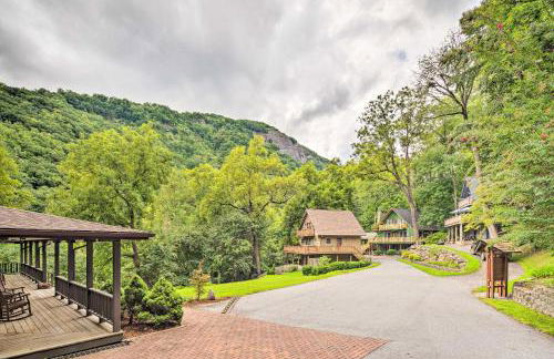 Deck with Fireplace Pet-Friendly Lake Lure Retreat - Foto 40