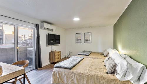 Cozy stay for 2, 5 Min Drive to Base, Full Kitchen, Shared Hot Tub & Pool, Restaurants Nearby! - Foto 3