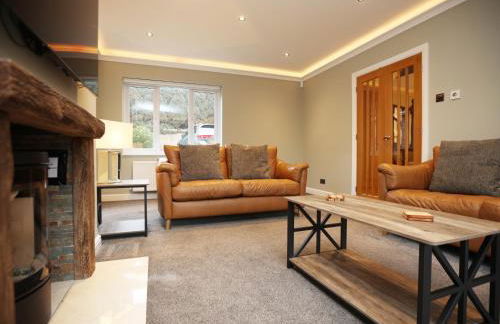 Is Y Coed Place By N And N Stays Ltd, Spacious 5 bed house in Wenvoe Cardiff, With Free Private Parking, Garden and WIFI - Photo 8