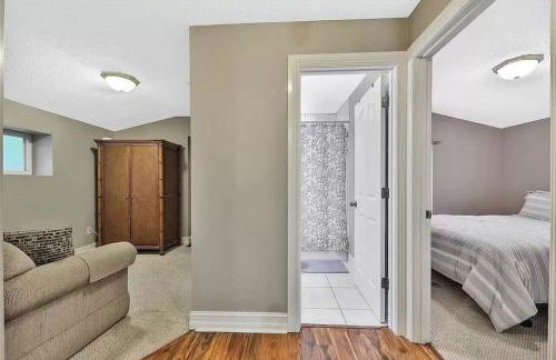 Spacious renovated 4br downtown home w firepit sleeps 8+ - Photo 25