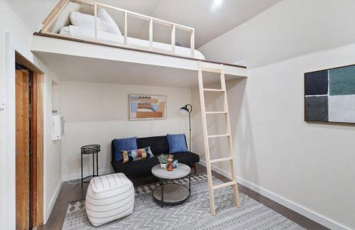 Peaceful and Relaxing Getaway w Beautiful Pool - Photo 38