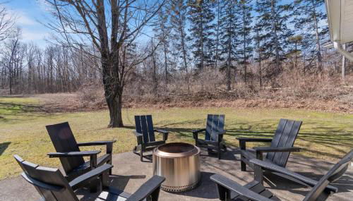 High-End Finger Lakes Escape - Expansive Game Room, Cozy Firepit, & Scenic Views - Foto 4, Garden