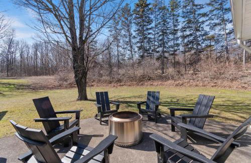 High-End Finger Lakes Escape - Expansive Game Room, Cozy Firepit, & Scenic Views - Foto 4