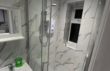 Modern Luxury Private Detached 1 Double Bedroom Studio Apartment - Super Fast Wifi - Foto 11