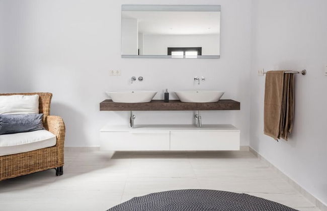 Magnificent And Modern Decorated Villa - Photo 23