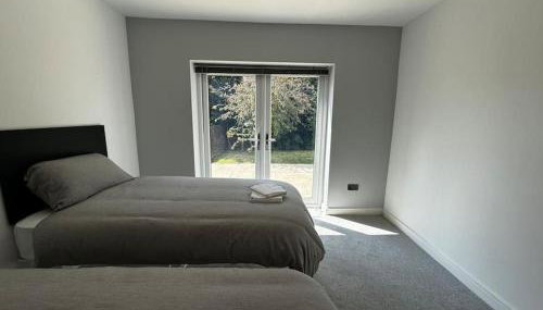 Brand New 4 Bed Deluxe Modern Villa - Sleeps 9 - Private Parking & Garden - Foto 2