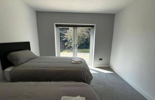 Brand New 4 Bed Deluxe Modern Villa - Sleeps 9 - Private Parking & Garden - Foto 2