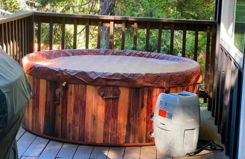 Beautiful Renovated Cozy Forest Home with Hot Tub in Crestline - Foto 13