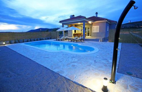Modern Guest House Rak with beautiful pool - Photo 4