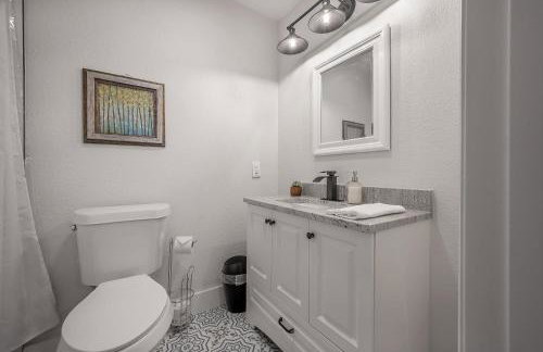 Newly Renovated | Minutes to Riverwalk & Beaches | Tampa Heights - Foto 76