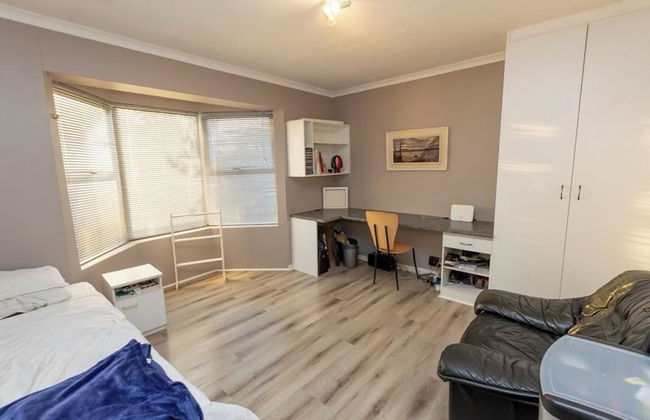 3 Bedroom Part House in the Scenic Durbanville Wine Lands Area, Holiday Facility - Photo 4