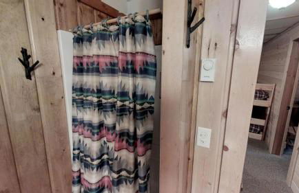 Grey Wolf Retreat by KABINO Sleeps 20 Commercial Kitchen Fire Pit WiFi Bunk Beds - Foto 51