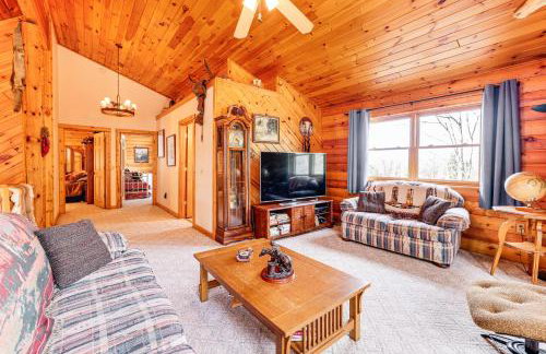 Spacious Log Home with 13 Acres, Ponds and Fire Pit! - Foto 16