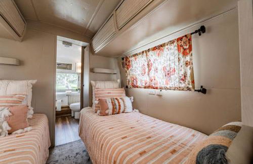 Newly Renovated Camper with Fresh Decor and Tiny Deck in Texas - Foto 13