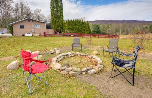 Hike and Ski Scenic Group Retreat in Wardensville - Foto 35