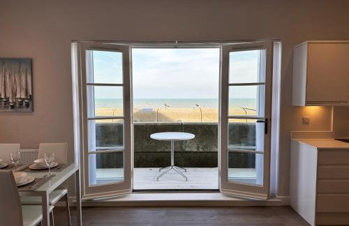 Beachfront Bliss Apartment - Near Hythe - On Beach Seafront - Private Parking - Photo 7