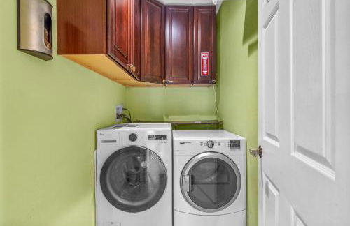 Walk to The Ave- Heated Pool, Spa, Golden Tee and Putting Green - mins to Beach- by Maven Vacation Rentals - Foto 53