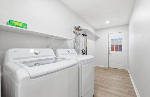 Luxury Living w Backyard Pool Oasis 5BD 3BA - Foto 34