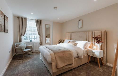 2 Bed Apartment Overlooking the Square Step Out to Shops & Dining - Foto 30