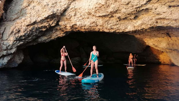Amici praticando paddle surf nel nord di Ibiza