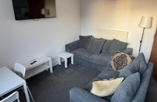 Cosy 2 bedroom modern flat close to transport link - Photo 5