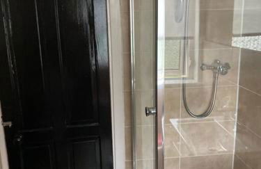 Budget friendly apartment with stairs Near Glasgow airport and Loch Lomond - Foto 5