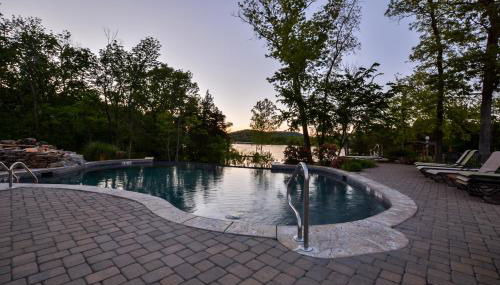 Luxury Lakefront Chalet Resort 2 Pools FREE Amenities Dock MiniGolf Waterslide - Foto 5
