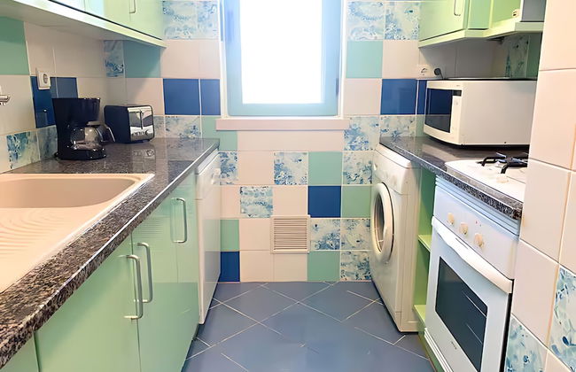 Marina View 1 Bedroom Apartment w Swimming Pool - Photo 8