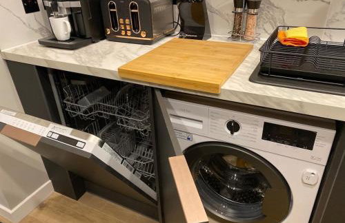 Lovely 3 bed with jacuzzi, close to airport, driveway, wifi - Foto 36