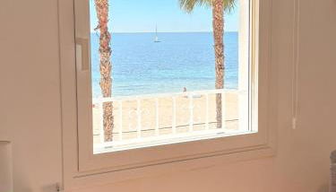 Encantador Apartamento en Primera Línea de Playa - Foto 2