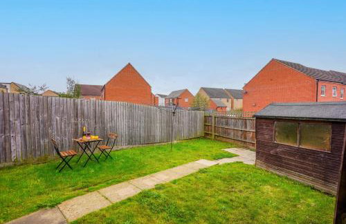 Charming House - Close to Shops & City Centre - Free Parking, Self-Check-In, Fast WiFi & Smart TV with Netflix by Yoko Property - Foto 23