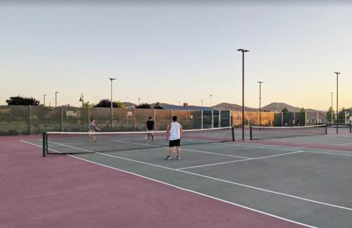 Entire Private Home with 4 Bedrooms 2 Bathrooms, Mountain Edge, New House, Ranch, Gated Yard, Available Now - Foto 67