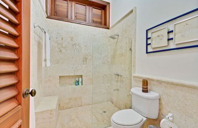 Magnificent Eight Bedroom Holiday Home - Photo 27