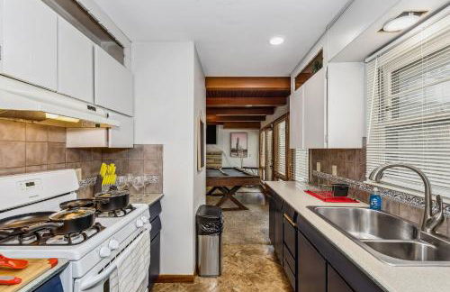 HotTub, King & PoolTable~East Wichita - Foto 17