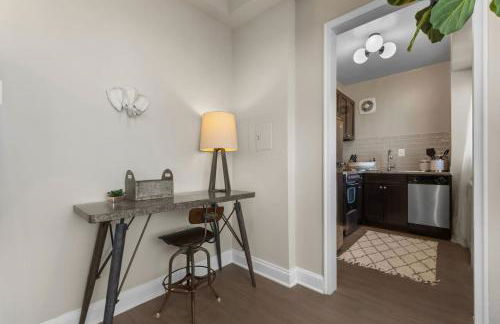 The Sutton - Elevated Minimalist Escape with Free Parking and Metro - Foto 11