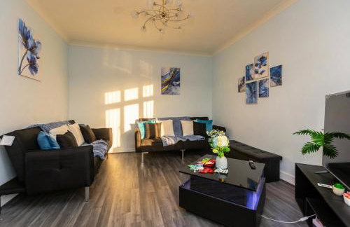 Spacious 3-Bed Home for 8 | Free Parking & Garden - Foto 8