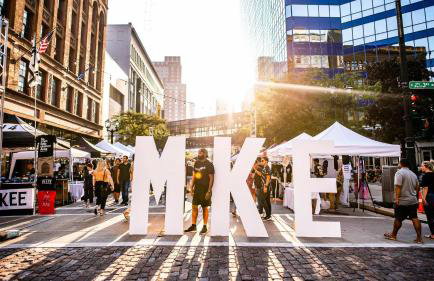 Artsy 4 Bedroom Home, Steps from Dining & Shops - Foto 25