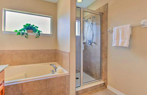 Outdoor Oasis with Pool Davenport Resort Escape! - Foto 17