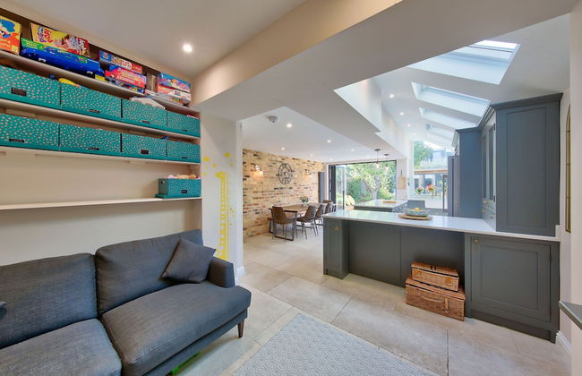 House - Sleeps 8 - Garden - Children's Play Area - Foto 23