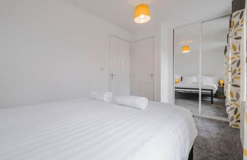 Charming House with Free Parking - Photo 46