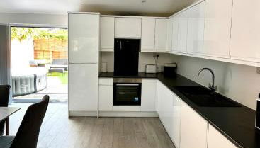 Manchester 2BR Luxe Lounge, Hot Tub, Pool Table - Photo 5