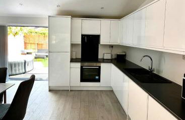 Manchester 2BR Luxe Lounge, Hot Tub, Pool Table - Photo 5